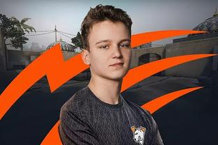 意甲最新动态：米兰锁定18岁新锋，国米仅落榜首一分