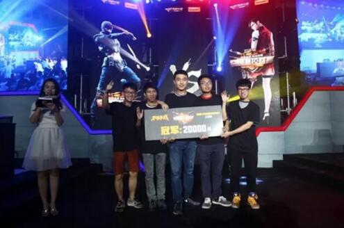 梅西捧起美职联冠军奖杯时，站在一旁的穆勒露出了最真挚的笑容